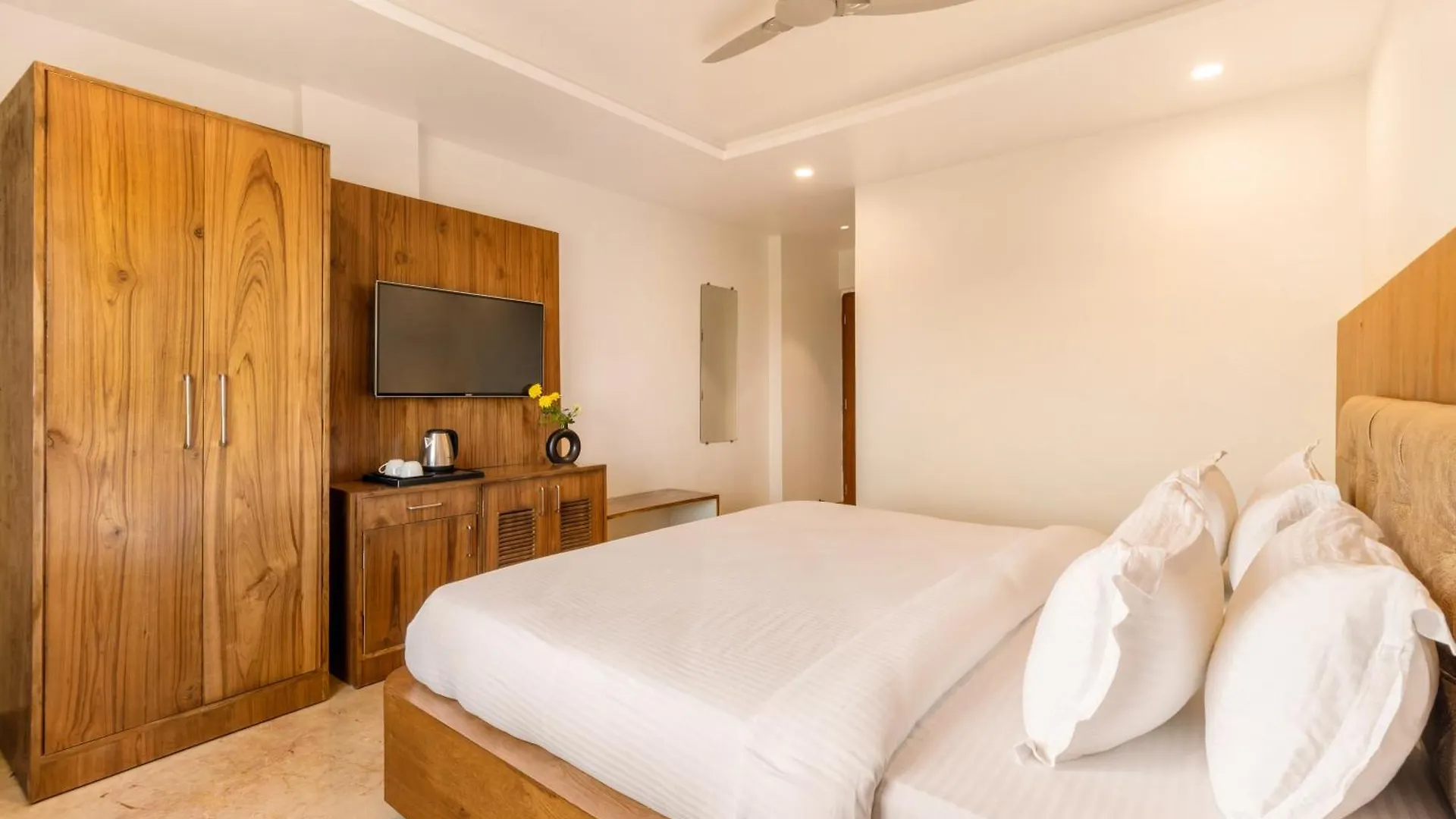 Seasons Sajjangarh Hotel Udaipur